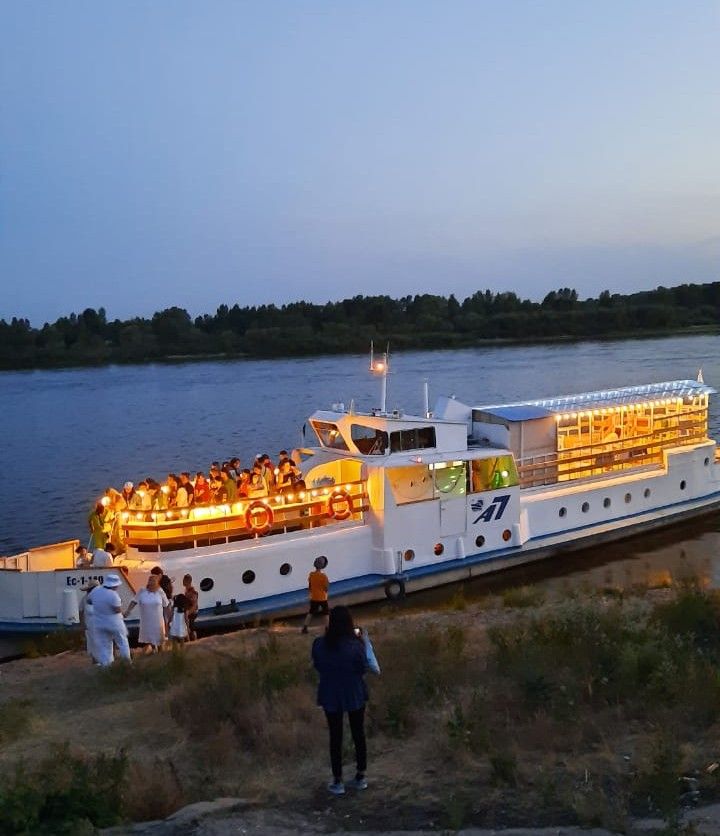 Прогулочный теплоход в г. Семей