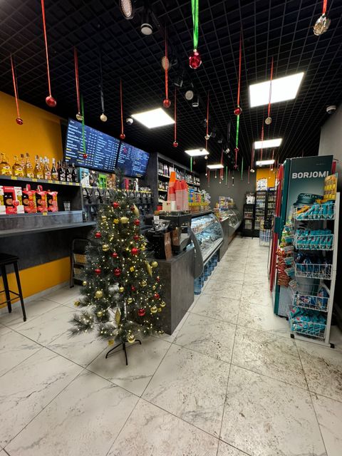 Алкомаркет в густонаселенном районе