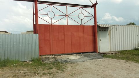 Здание с земельным участком