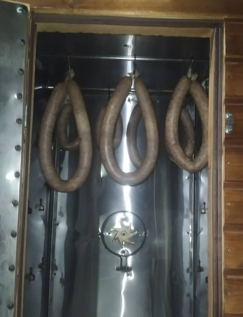 Магазин сыров, колбас и копченой продукции