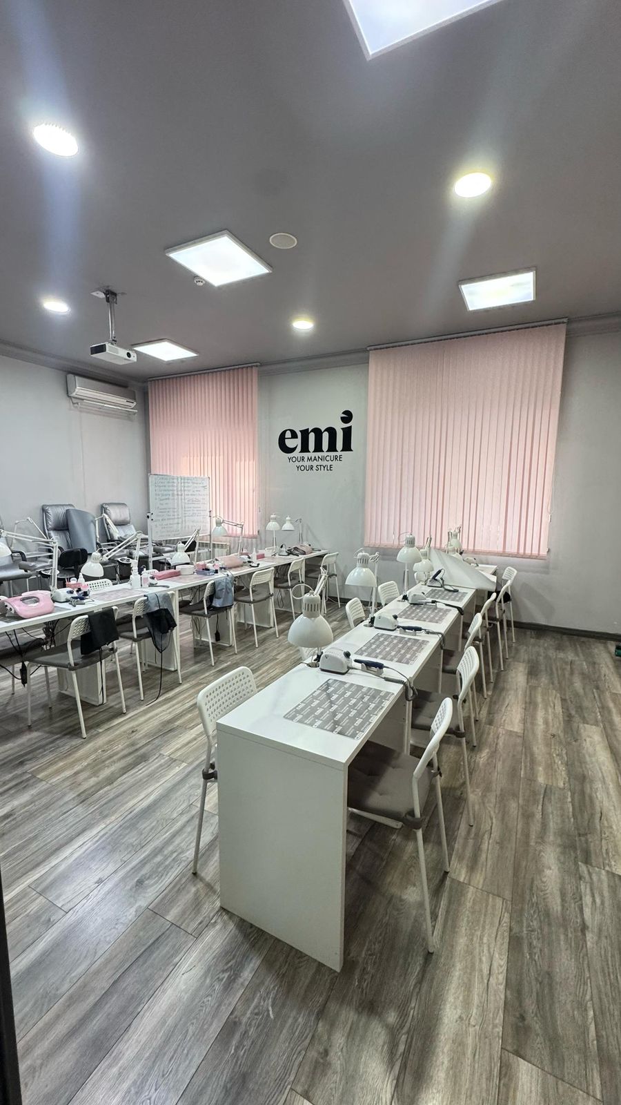 Международная школа маникюра «Emi»