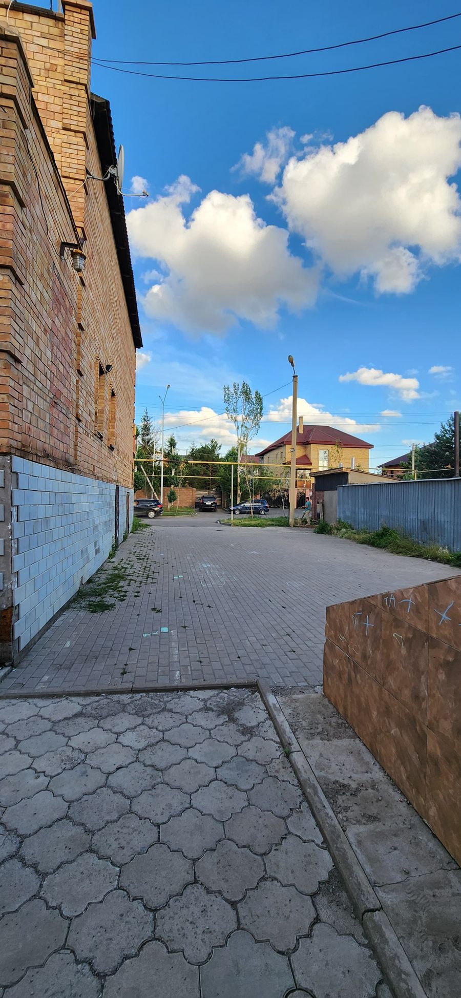 Гостиница и торговый павильон
