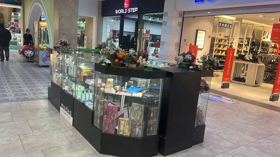 Островок косметики в Молл Апорт