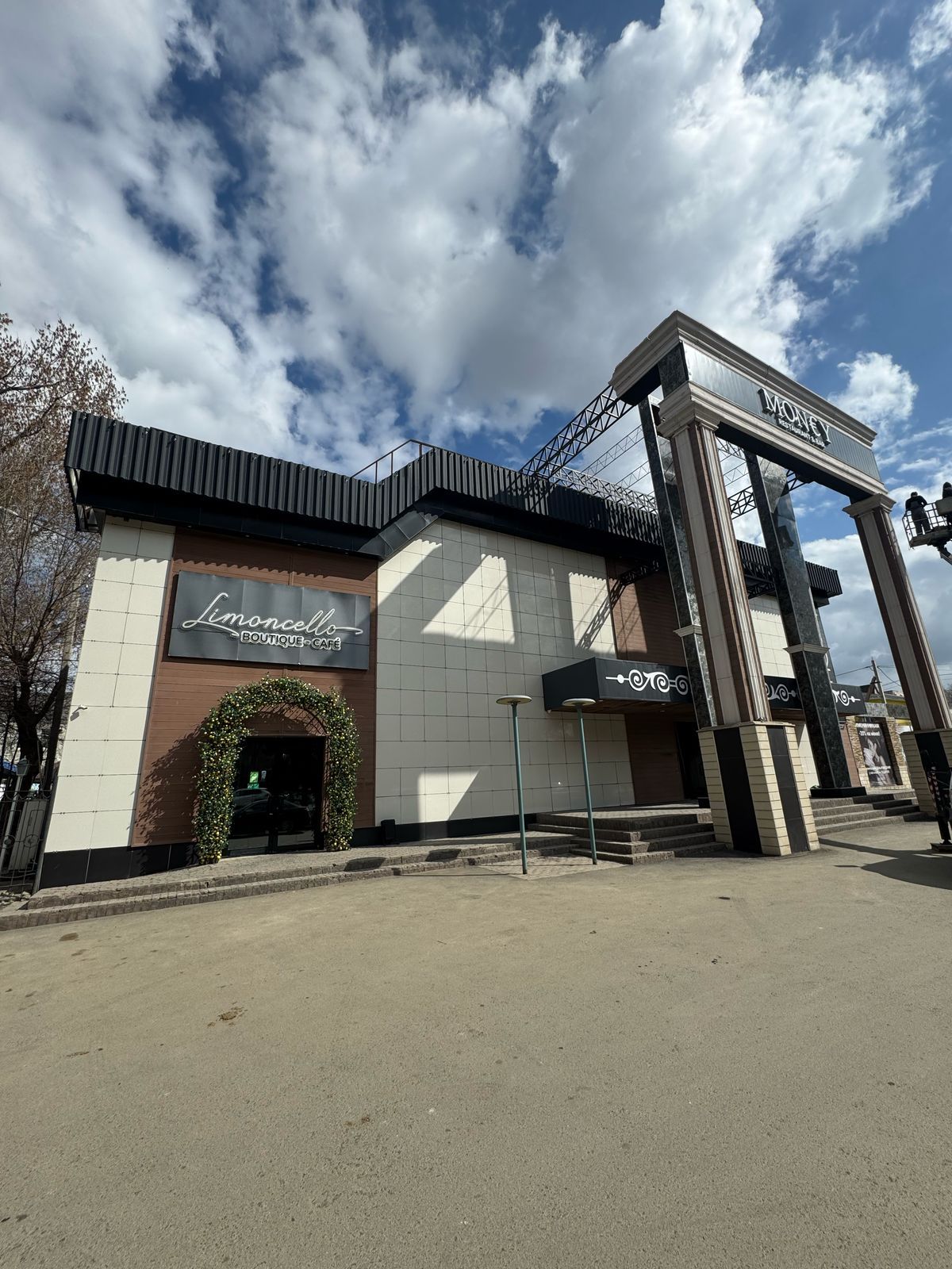 Крупный ресторанный комплекс с ночным клубом