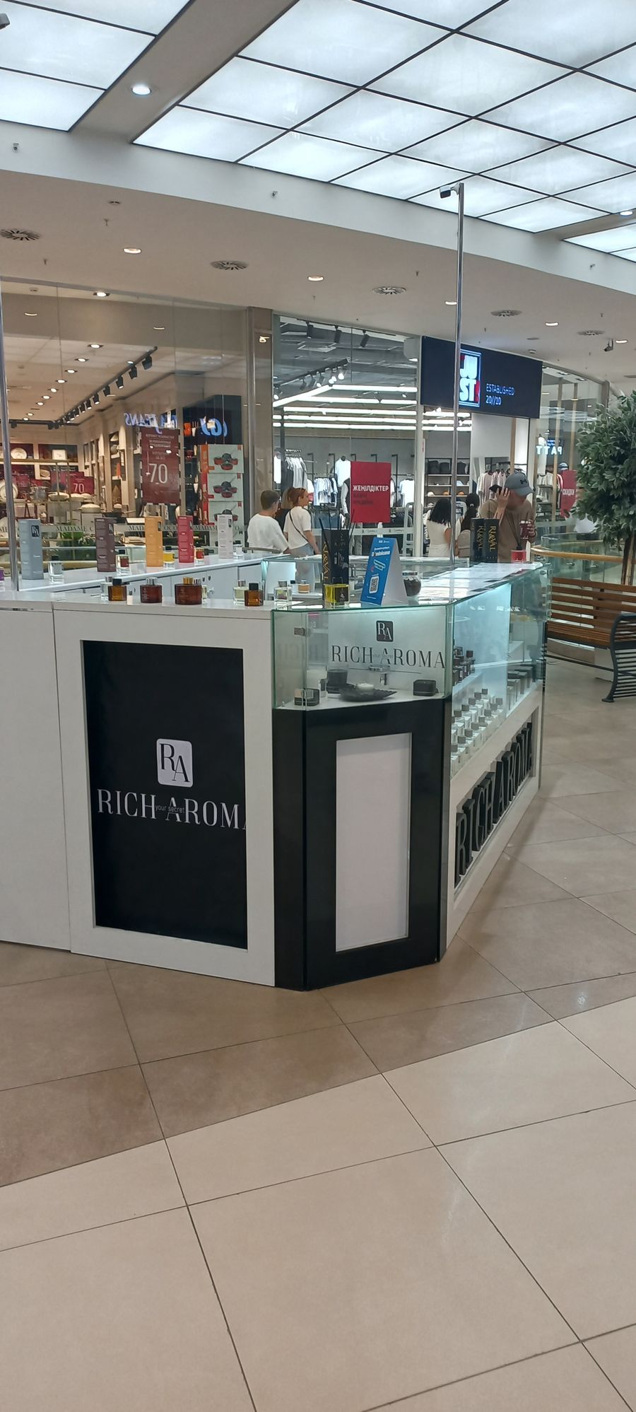 Парфюмерный островок в ТРЦ