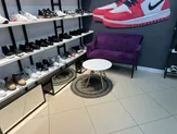 Магазин обуви в крупном торговом центре