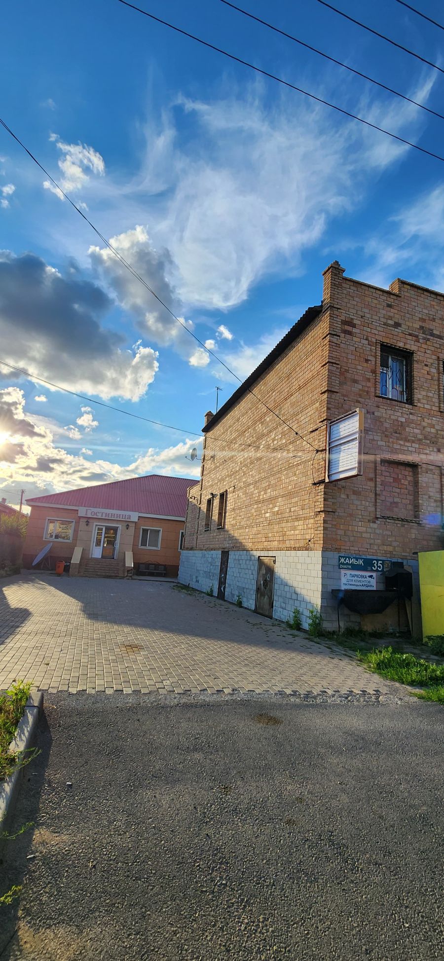 Гостиница и торговый павильон