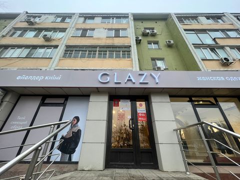 Крупный магазин одежды в центре города Атырау