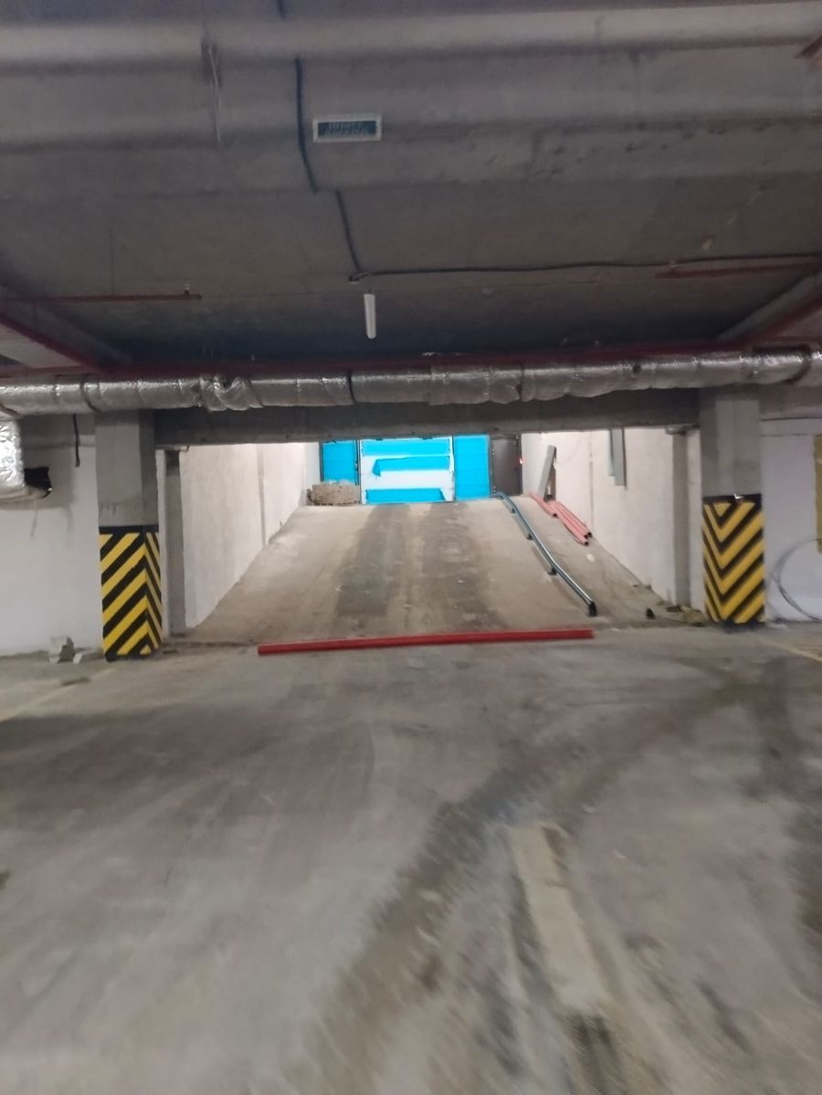 Помещение под автомойку, в черновой отделке.