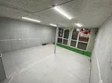 Здание с бизнессом и арендаторами.