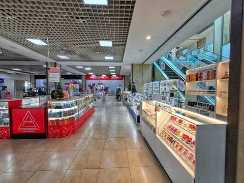 Парфюмерный бутик в крупном торговом доме